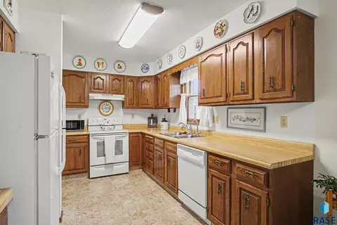 Kitchen - 413 SE 8th St #4, Madison, SD 57042 photo 2 of 3