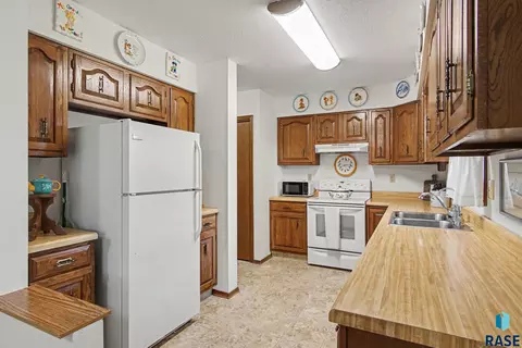 Kitchen - 413 SE 8th St #4, Madison, SD 57042 photo 3 of 3
