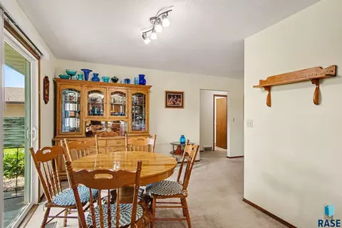 Dining - 413 SE 8th St #4, Madison, SD 57042 photo 2 of 2