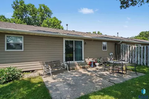 Exterior - 413 SE 8th St #4, Madison, SD 57042 photo 4 of 7