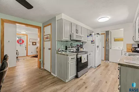 Kitchen - 208 E Short St, Beresford, SD 57004 photo 2 of 3