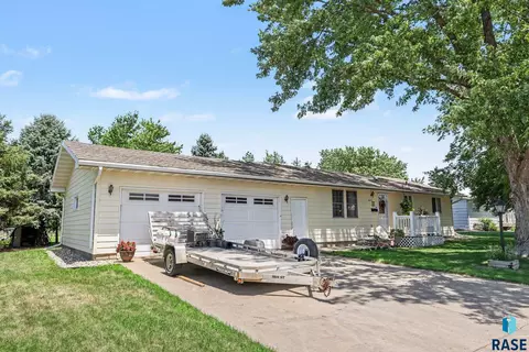 Exterior - 208 E Short St, Beresford, SD 57004 photo 3 of 7