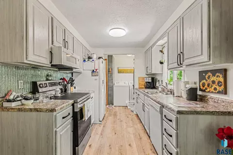 Kitchen - 208 E Short St, Beresford, SD 57004 photo 1 of 3