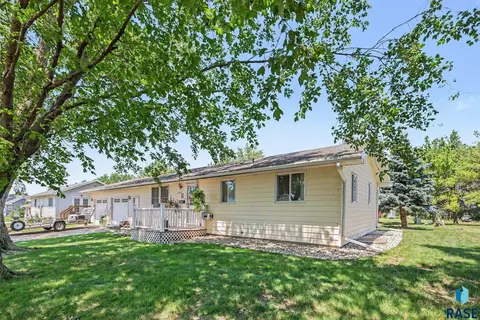 Exterior - 208 E Short St, Beresford, SD 57004 photo 4 of 7
