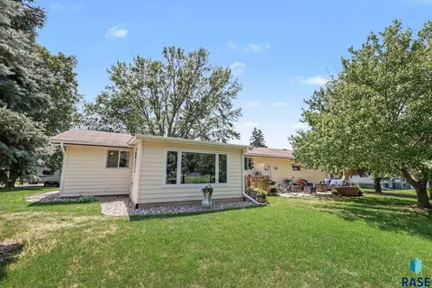 Exterior - 208 E Short St, Beresford, SD 57004 photo 6 of 7