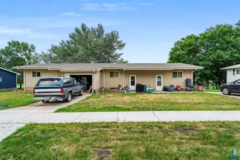 Exterior - 1008 4th St, Garretson, SD 57030 photo 2 of 6