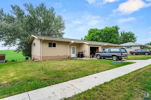 Exterior - 1008 4th St, Garretson, SD 57030 photo 3 of 6