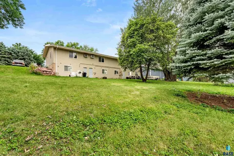 Exterior - 1008 4th St, Garretson, SD 57030 photo 4 of 6