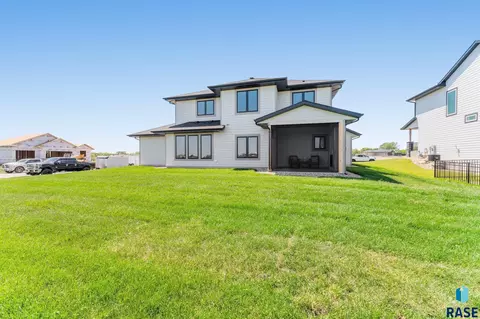 Exterior - 2700 N Sylvan Cir, Tea, SD 57064 photo 4 of 5
