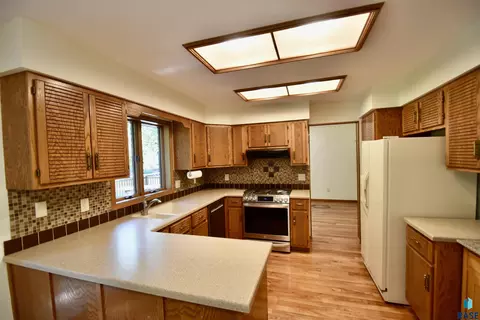 Kitchen - 2421 E Marson Dr, Sioux Falls, SD 57103 photo 2 of 3