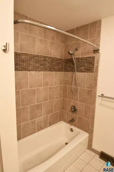 Bath - 2421 E Marson Dr, Sioux Falls, SD 57103 photo 2 of 3