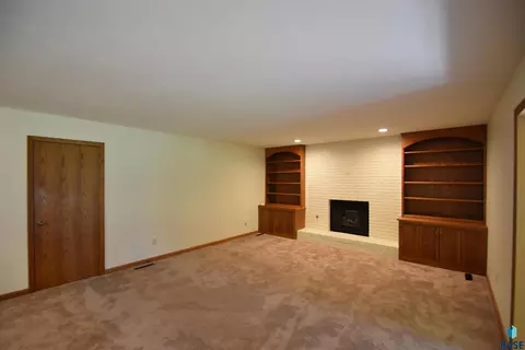 Living - 2421 E Marson Dr, Sioux Falls, SD 57103 photo 3 of 4