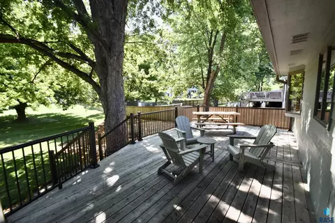 Exterior - 2421 E Marson Dr, Sioux Falls, SD 57103 photo 5 of 11