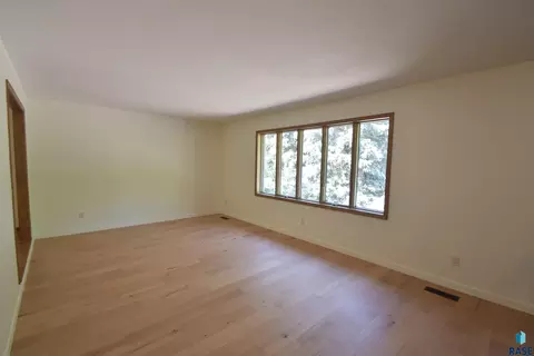 Living - 2421 E Marson Dr, Sioux Falls, SD 57103 photo 2 of 4