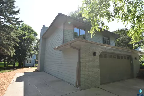 Exterior - 2421 E Marson Dr, Sioux Falls, SD 57103 photo 10 of 11