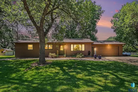 7713 E 38th St, Sioux Falls, SD 57110 photo 1