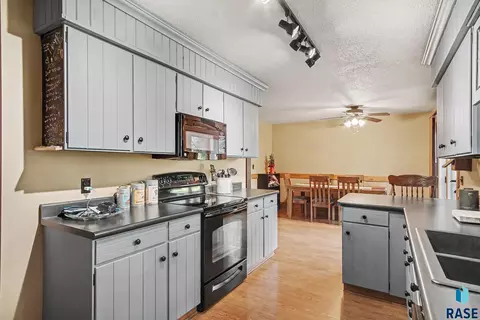 7713 E 38th St, Sioux Falls, SD 57110 photo 4