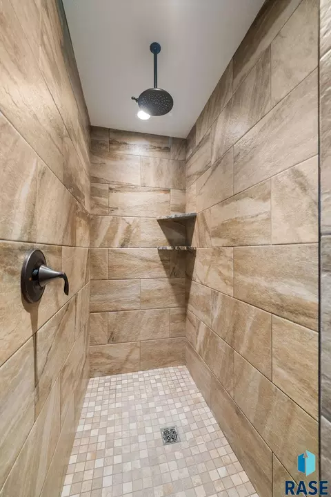 Bath - 7309 E Donnelly Dr, Sioux Falls, SD 57110 photo 4 of 6