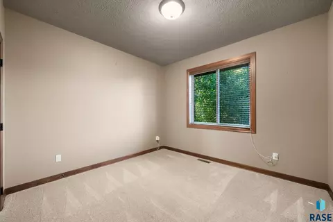Bedroom - 7309 E Donnelly Dr, Sioux Falls, SD 57110 photo 5 of 8