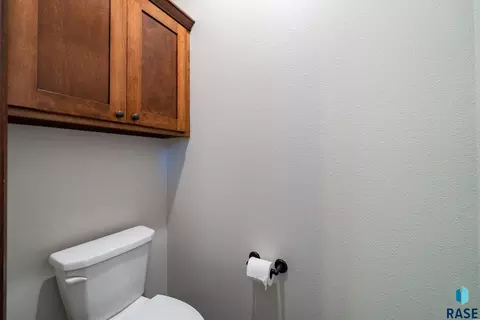 Bath - 7309 E Donnelly Dr, Sioux Falls, SD 57110 photo 3 of 6