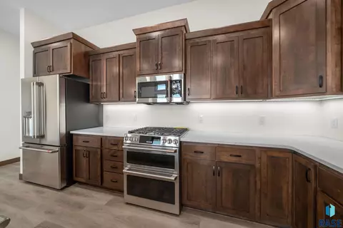 Kitchen - 7804 E Bull Pine Trl, Sioux Falls, SD 57110 photo 4 of 5