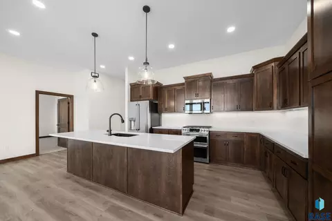 Kitchen - 7804 E Bull Pine Trl, Sioux Falls, SD 57110 photo 2 of 5