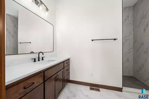 Bath - 7804 E Bull Pine Trl, Sioux Falls, SD 57110 photo 2 of 7