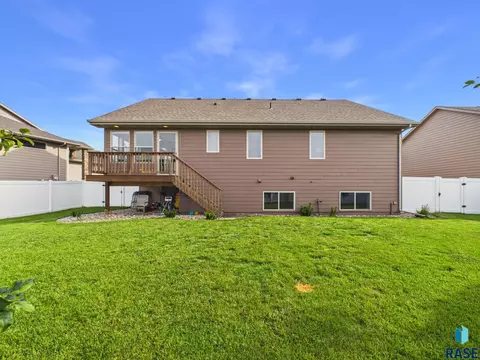 Exterior - 3917 E Brookline Dr, Sioux Falls, SD 57103 photo 6 of 9
