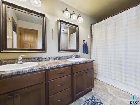 Bath - 3917 E Brookline Dr, Sioux Falls, SD 57103 photo 2 of 4