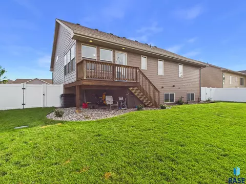 Exterior - 3917 E Brookline Dr, Sioux Falls, SD 57103 photo 5 of 9