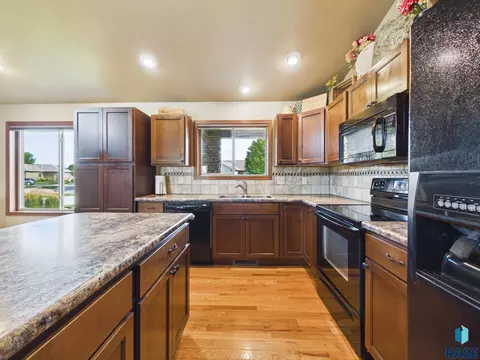 Kitchen - 3917 E Brookline Dr, Sioux Falls, SD 57103 photo 3 of 4