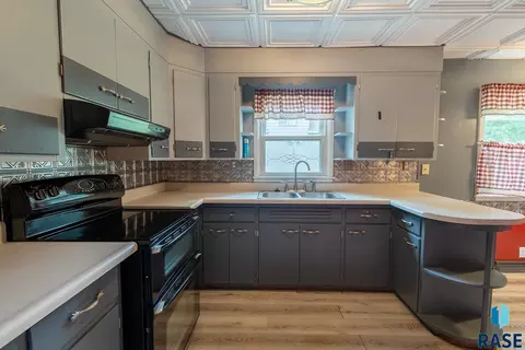 Kitchen - 808 2nd St, Garretson, SD 57030 photo 4 of 4