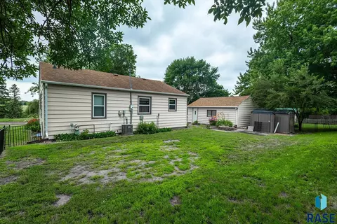 Exterior - 808 2nd St, Garretson, SD 57030 photo 3 of 3