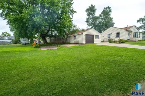 Exterior - 808 2nd St, Garretson, SD 57030 photo 2 of 3