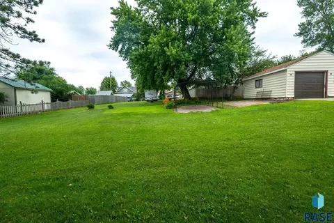 Exterior - 808 2nd St, Garretson, SD 57030 photo 1 of 3