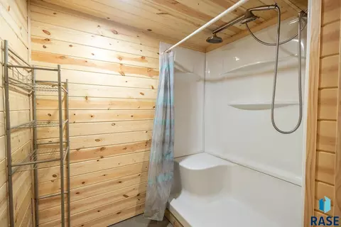 Bath - 808 2nd St, Garretson, SD 57030 photo 2 of 3