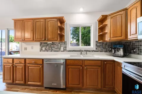 817 E Pine St, Brandon, SD 57005 photo 14