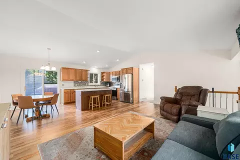 817 E Pine St, Brandon, SD 57005 photo 8