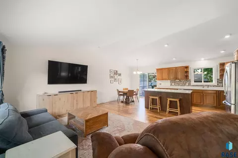 817 E Pine St, Brandon, SD 57005 photo 4