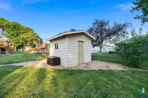 817 E Pine St, Brandon, SD 57005 photo 47