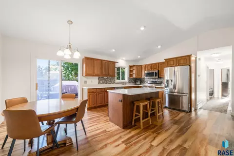 817 E Pine St, Brandon, SD 57005 photo 9