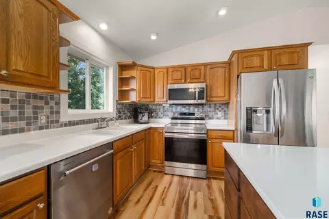 817 E Pine St, Brandon, SD 57005 photo 12