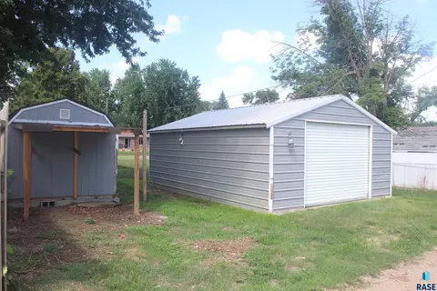 Exterior - 1011 E 13th St, Yankton, SD 57078 photo 5 of 6