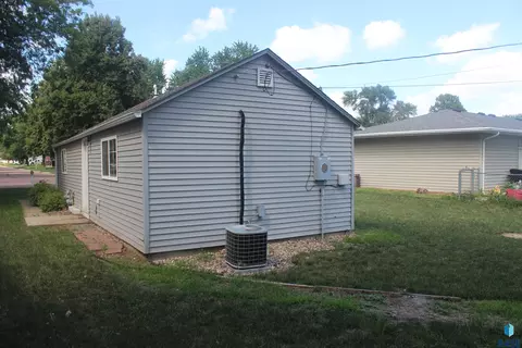 Exterior - 1011 E 13th St, Yankton, SD 57078 photo 4 of 6