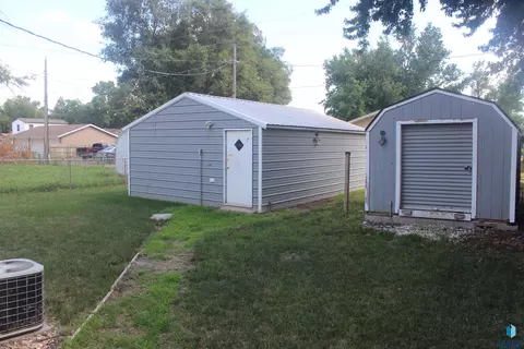 Exterior - 1011 E 13th St, Yankton, SD 57078 photo 3 of 6