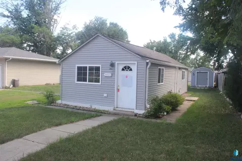 Exterior - 1011 E 13th St, Yankton, SD 57078 photo 2 of 6