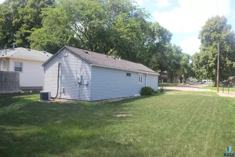 Exterior - 1011 E 13th St, Yankton, SD 57078 photo 6 of 6