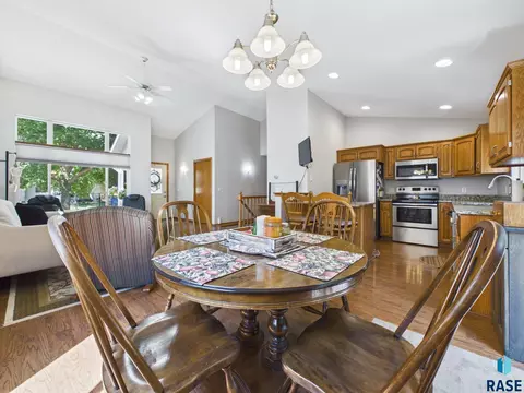 Dining - 1705 E 63rd St, Sioux Falls, SD 57108 photo 2 of 2
