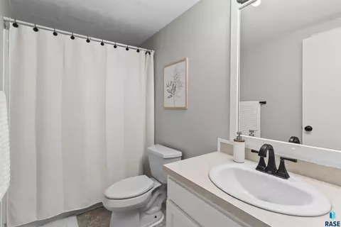Bath - 112 W River Oak Ct, Brandon, SD 57005 photo 1 of 2