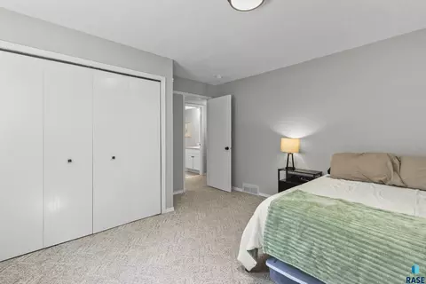 Bedroom - 112 W River Oak Ct, Brandon, SD 57005 photo 5 of 8